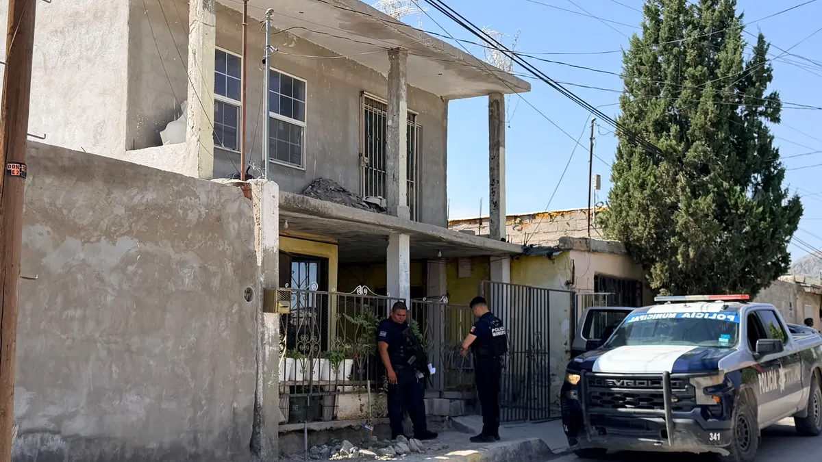 Vecinos de la Aztecas hallan a hombre sin vida en su casa