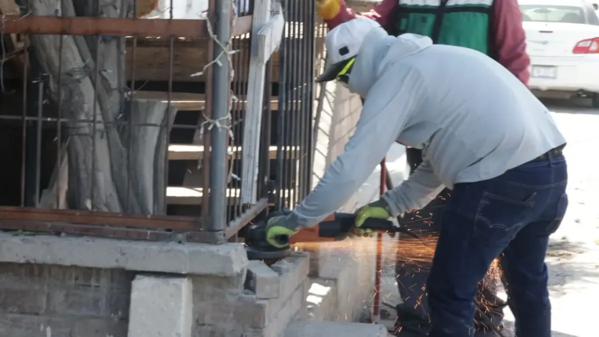 Retiran estructuras de negocio que invadía banqueta en colonia Azteca