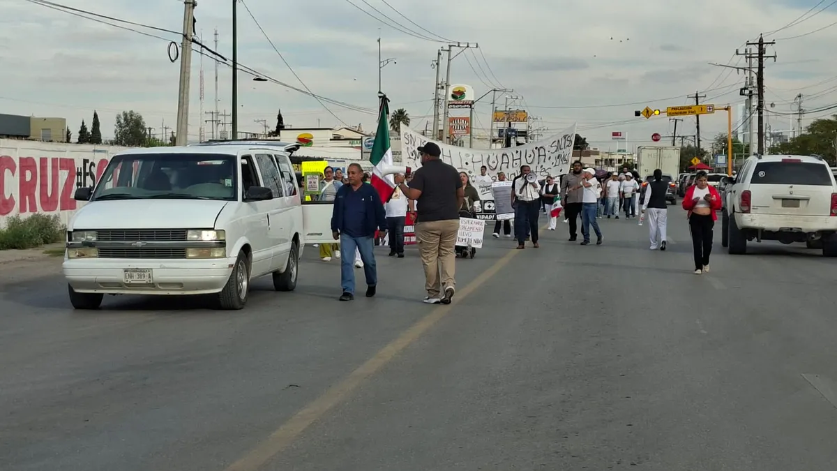 Marchan trabajadores del IMSS en Juárez; rechazan aumento salarial del 8%