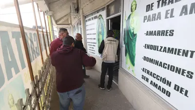 Aplican sanción económica y suspensión a negocio por lonas sin permiso