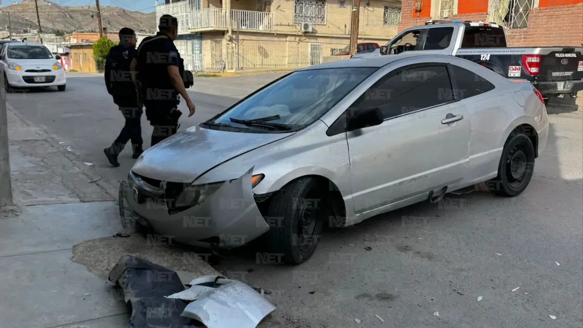 Se le sale la llanta y choca contra dos autos estacionados en la Chaveña