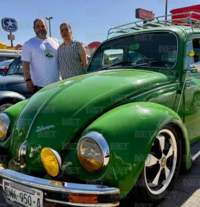 Celebran Día del Vocho con caravana de más de 100 autos en Juárez