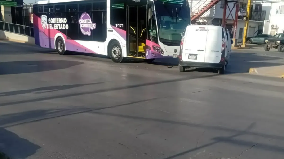 Intenta ganarle el paso al JuárezBus y provoca fuerte choque en Zaragoza