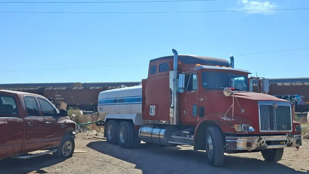 Llevan pipas de agua a Granjas Polo Gamboa y Guadalcanal ante desabasto