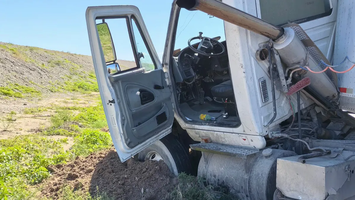 Chocan camioneta y tráiler en bulevar Juan Pablo II y cierran carril