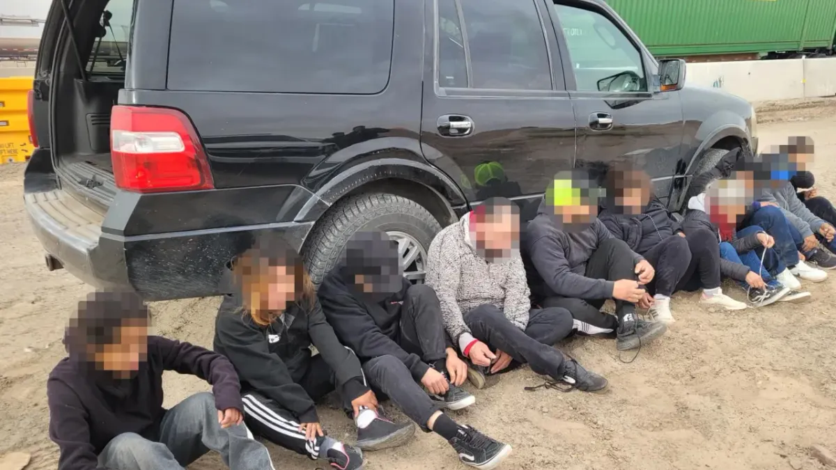 Descubren a decena de migrantes dentro de camioneta en Santa Teresa 