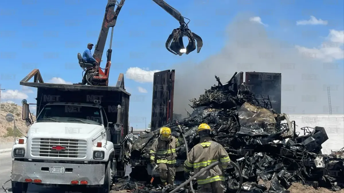 Sofocan incendio en caja de tráiler que llevaba vehículos chatarra a EU