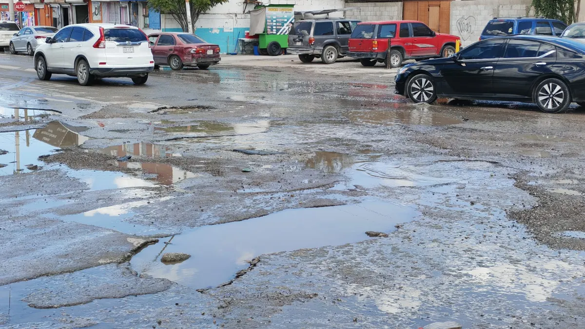Piden vecinos de Eco 2000 reparación de calles afectadas por fuga de agua