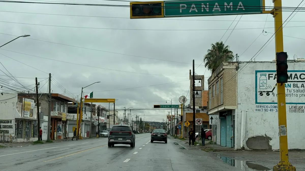 Lluvias y voltaje afectan funcionamiento de semáforos en Juárez