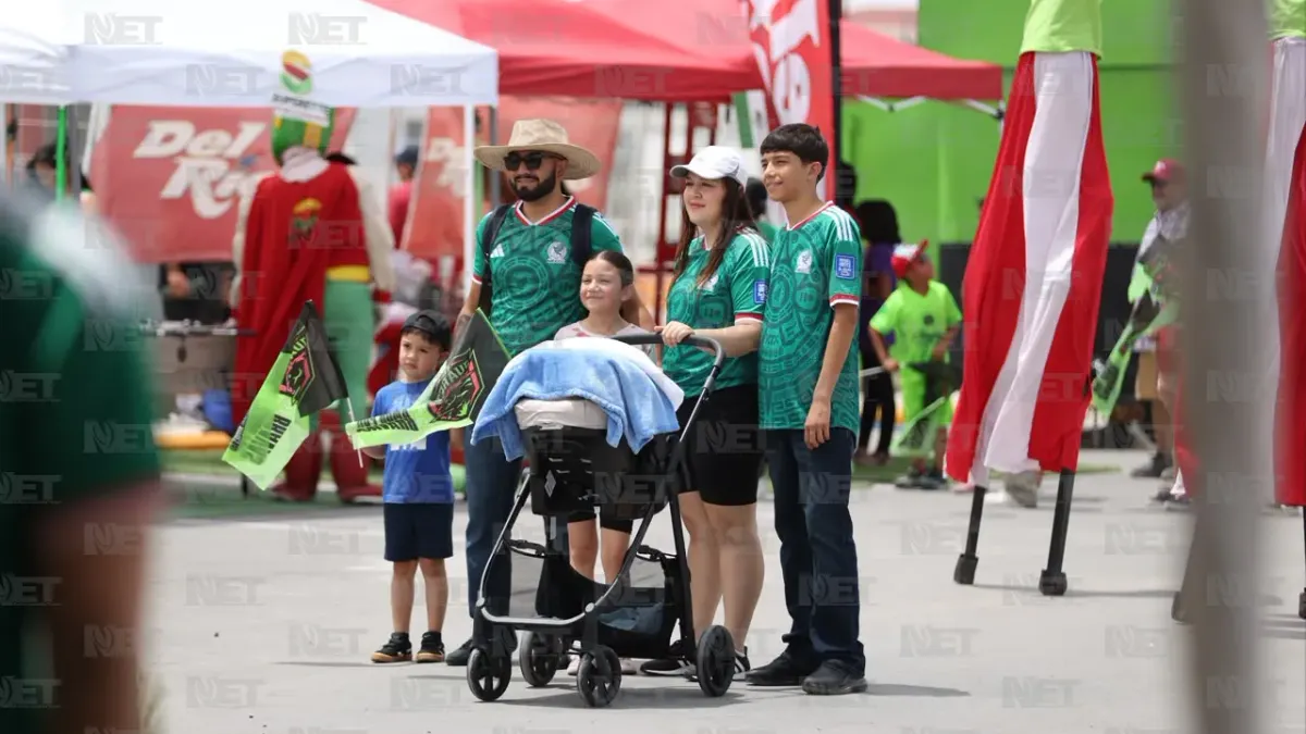 Aficionados viven la inauguración del Mundial en estadio 8 de Diciembre