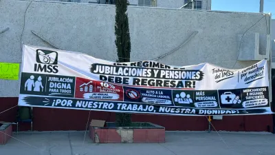 Entregan trabajadores del IMSS pliego petitorio en Palacio Nacional