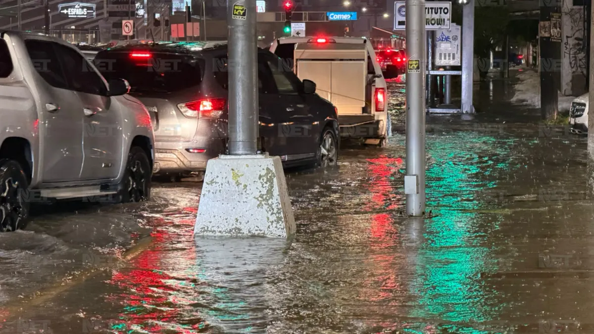 Tormenta con granizo provoca inundaciones y caos vial en Ciudad Juárez