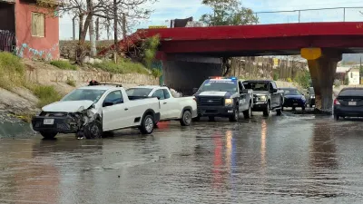 Conductor sufre malestar y choca contra base del viaducto