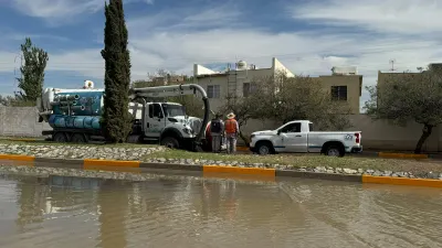 Despliega JMAS operativo para desfogar inundaciones en Juárez