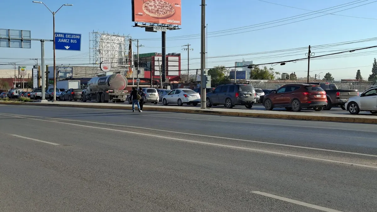 Reportan congestionamiento en la Tecnológico debido a cierres por inundaciones