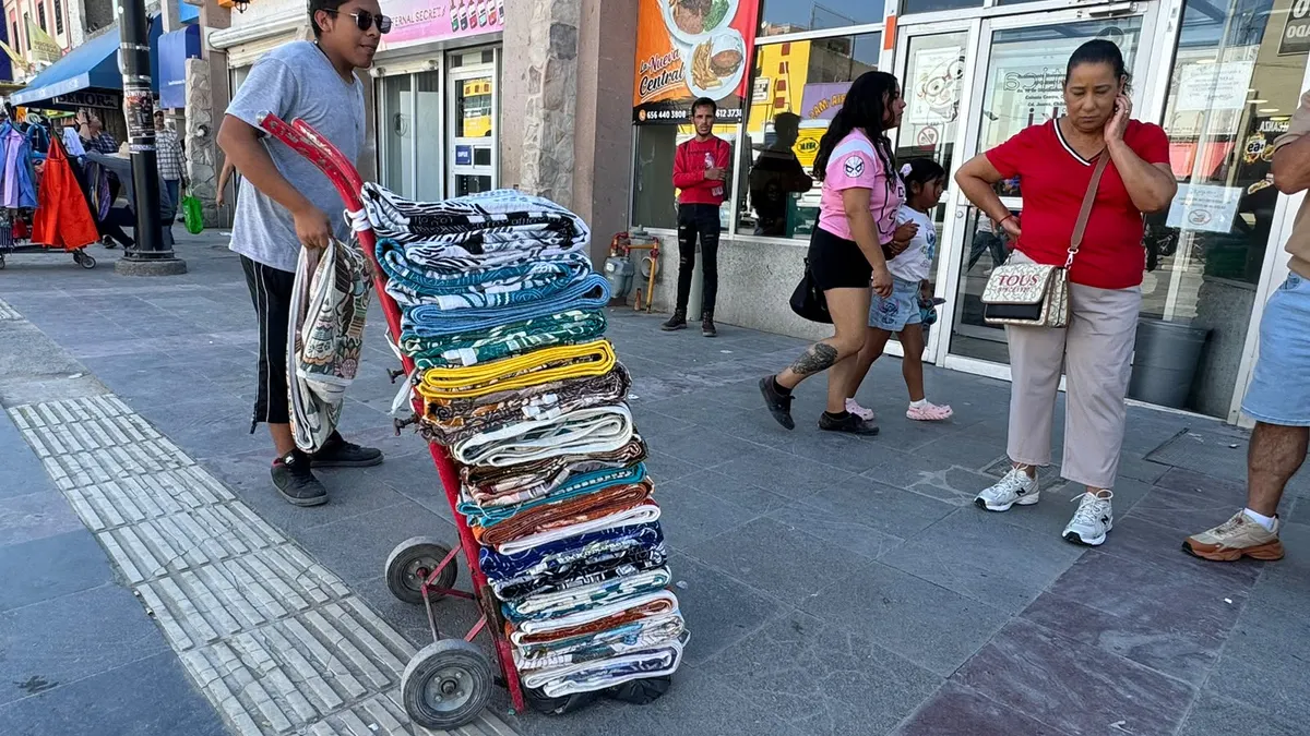 Artesanos oaxaqueños ofrecen colchas tejidas a mano en el Centro de Juárez