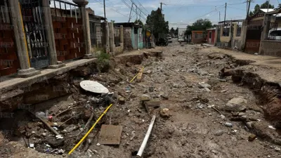 Lluvias abren zanja y afectan viviendas en Granjas de Chapultepec