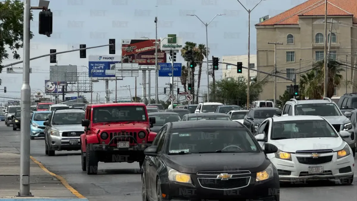 Tráfico complica la movilidad en avenidas principales de Juárez este viernes
