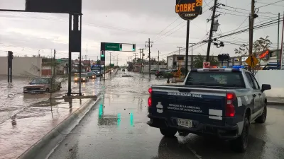 Rescatan 70 vehículos y atienden tres viviendas anegadas por lluvias en Juárez