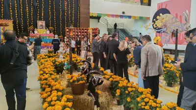 Colocan altar de muertos 'El Jardín de los Recuerdos' en Pueblito Mexicano