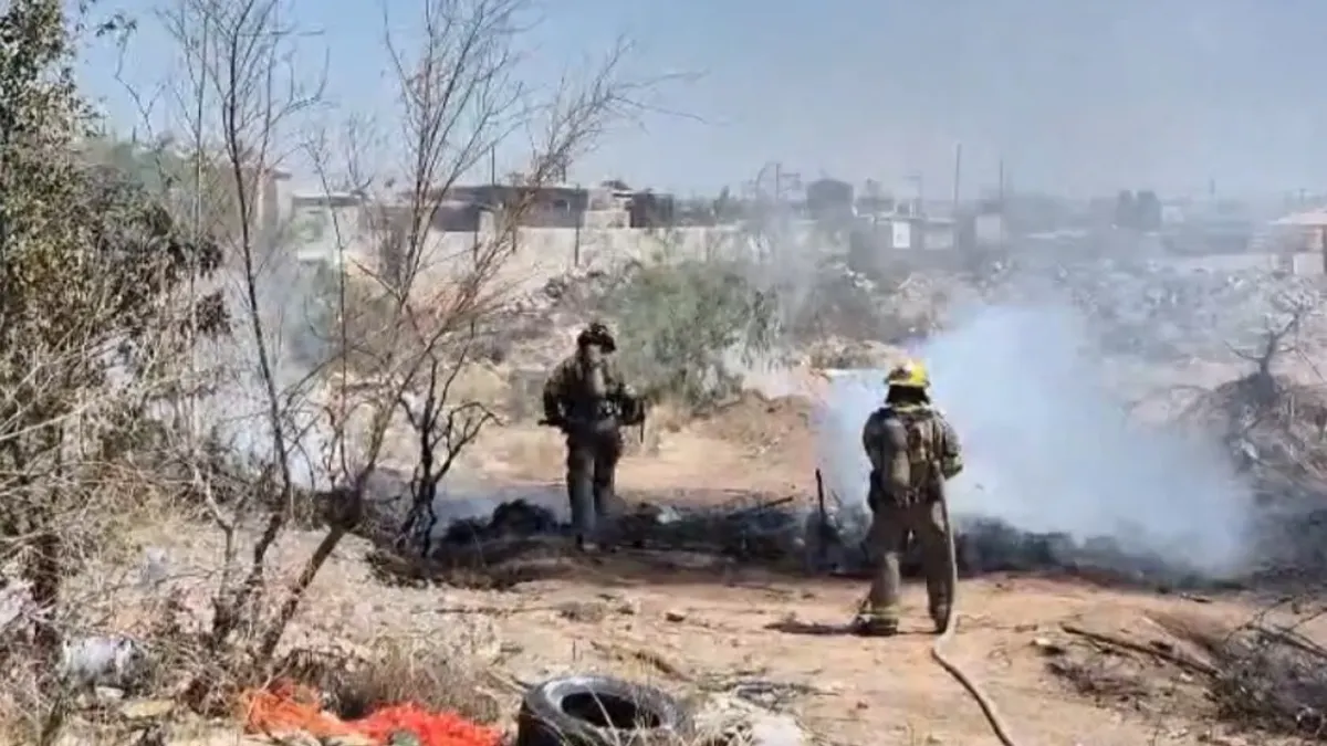 Bomberos controlan incendio en colonia Vista de las Cumbres