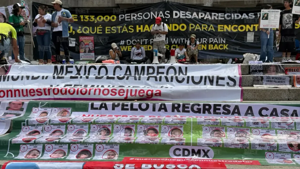 Colocan colectivos fichas de desaparecidos en el Ángel de la Independencia