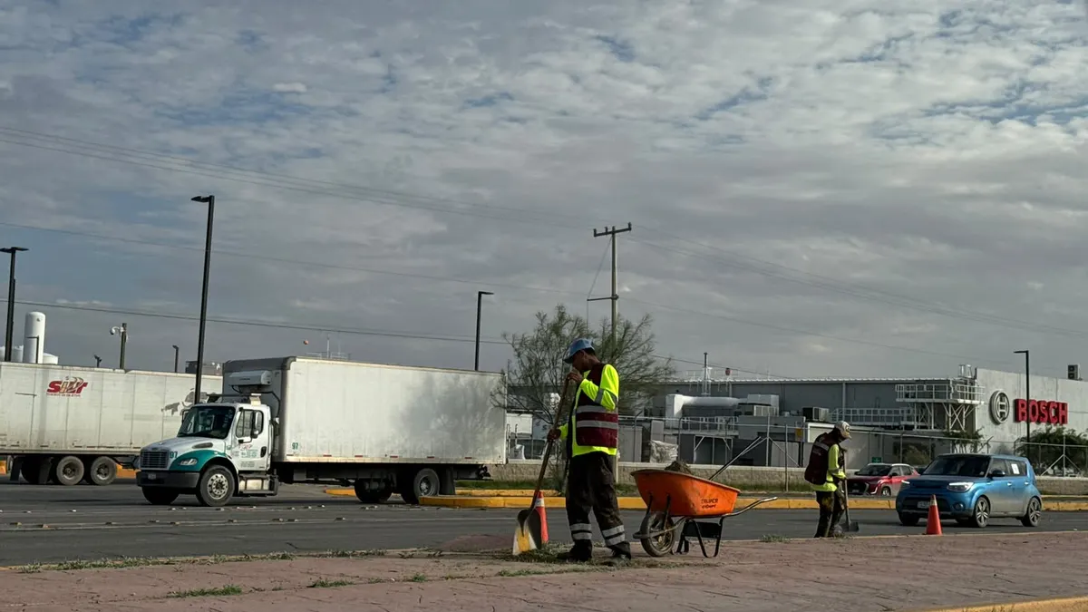 Retiran maleza y tierra en bulevar Independencia y Juan Pablo II