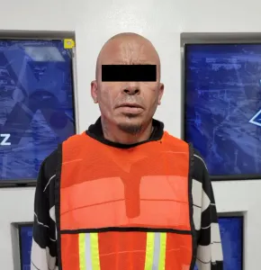 Detienen a hombre con arma larga y orden de aprehensión en Cerradas San Pedro