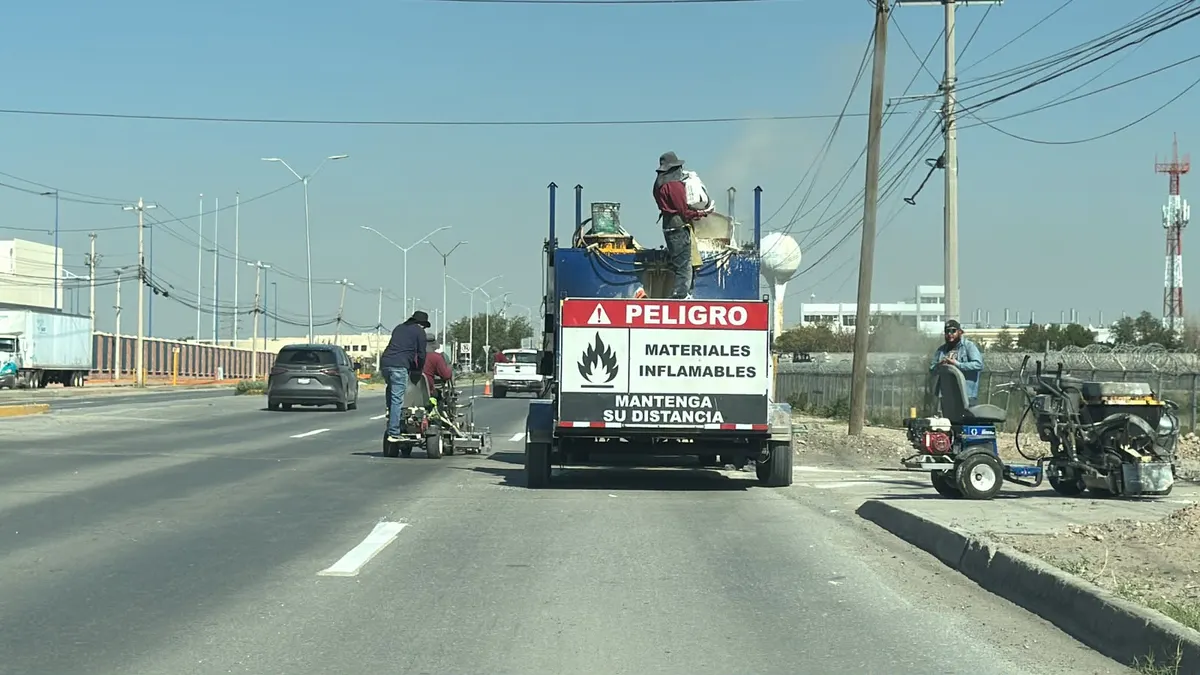 Cierran dos carriles del bulevar Óscar Flores por trabajos de pintura