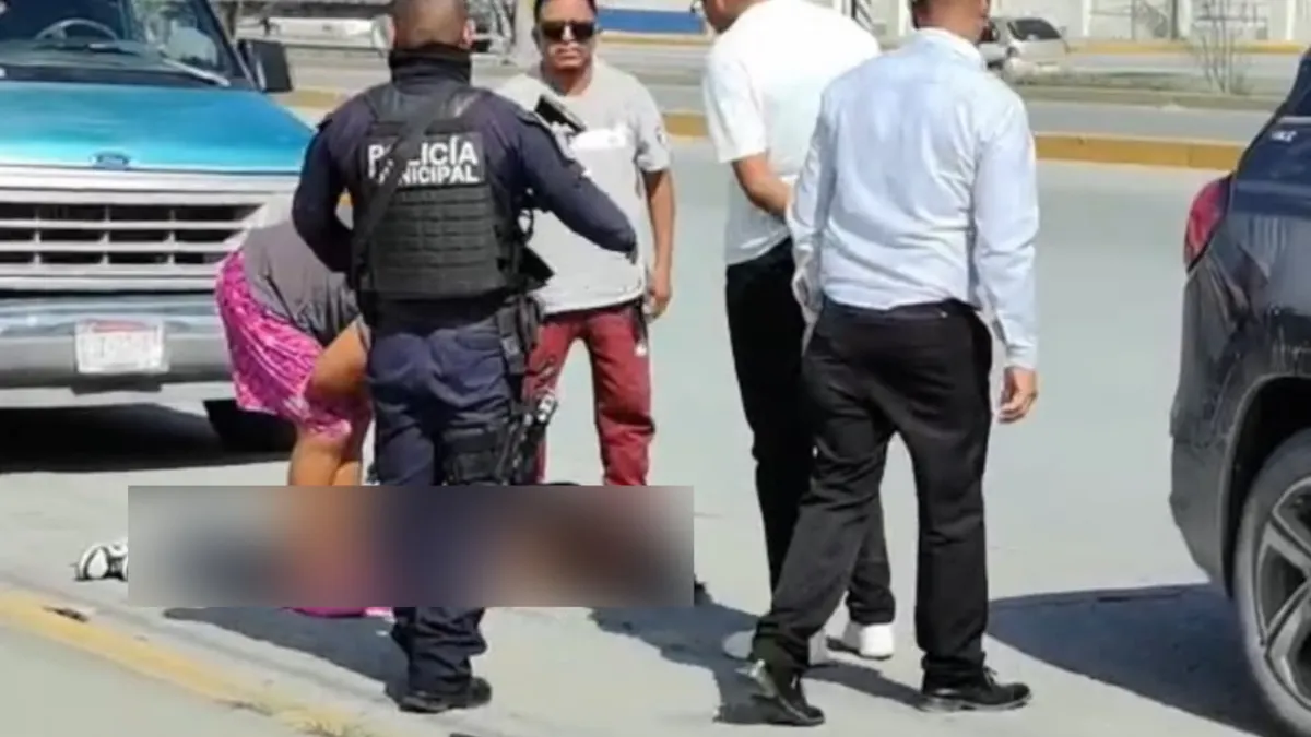 Mujer sufre fuerte golpe en la cabeza tras caer de banqueta en libramiento Aeropuerto