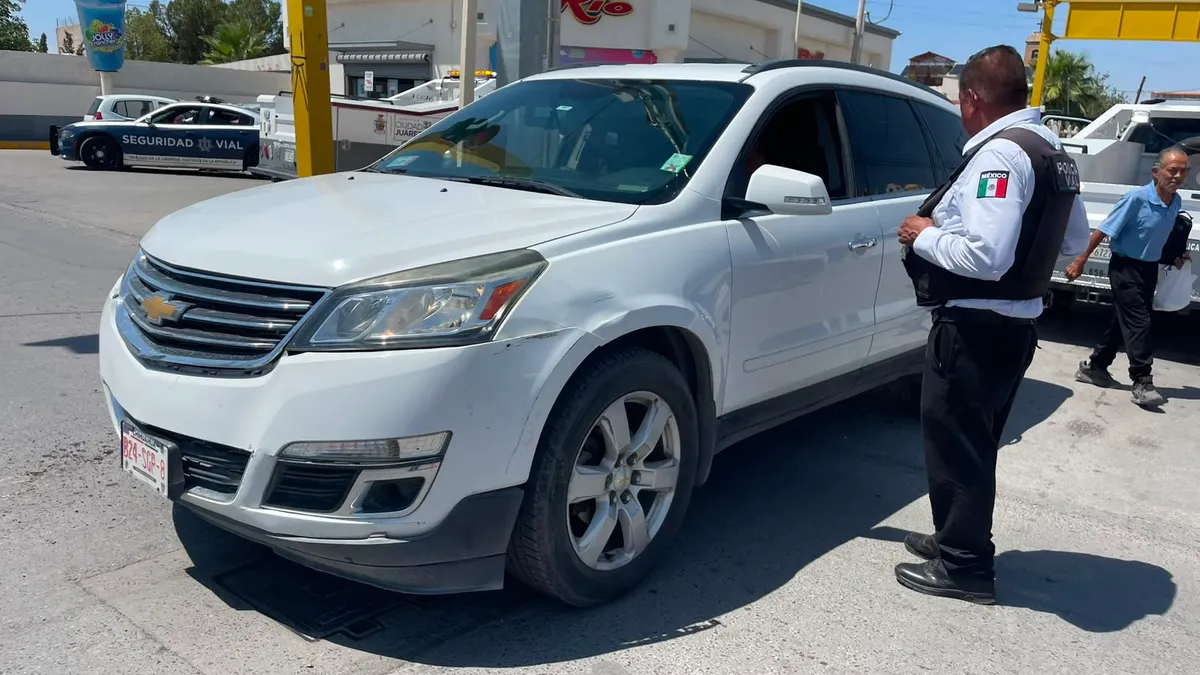 Se abre socavón en cruce De la Raza y Del Charro dejando camioneta atrapada