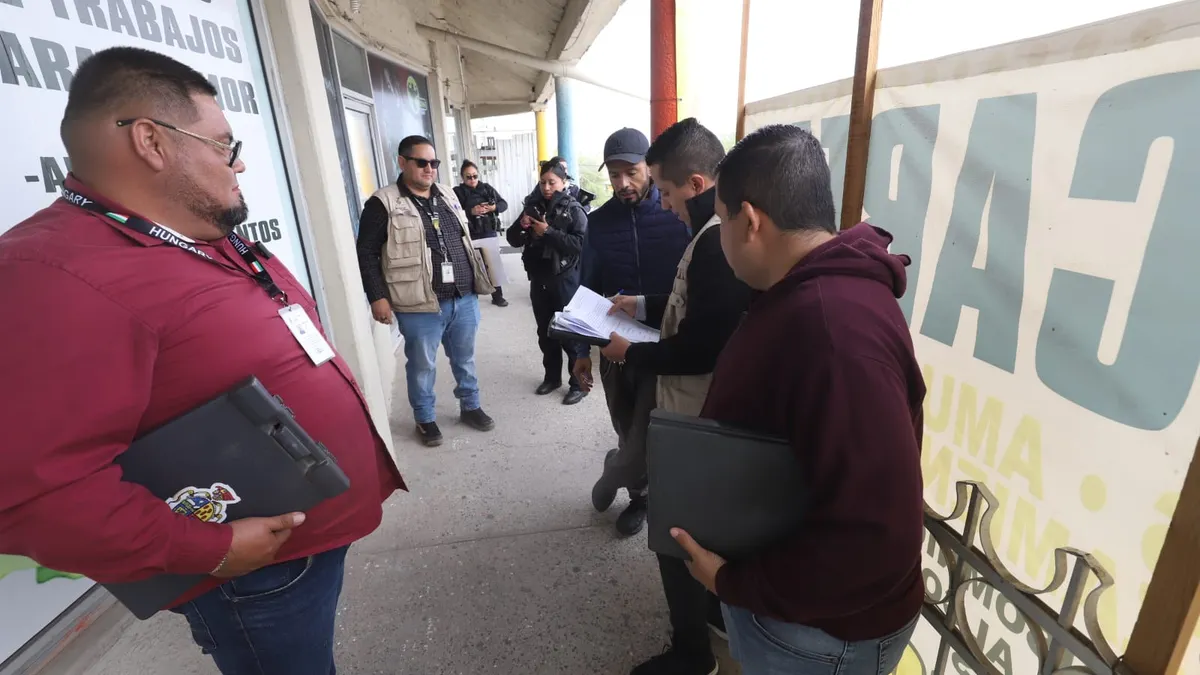 Aplican sanción económica y suspensión a negocio por lonas sin permiso
