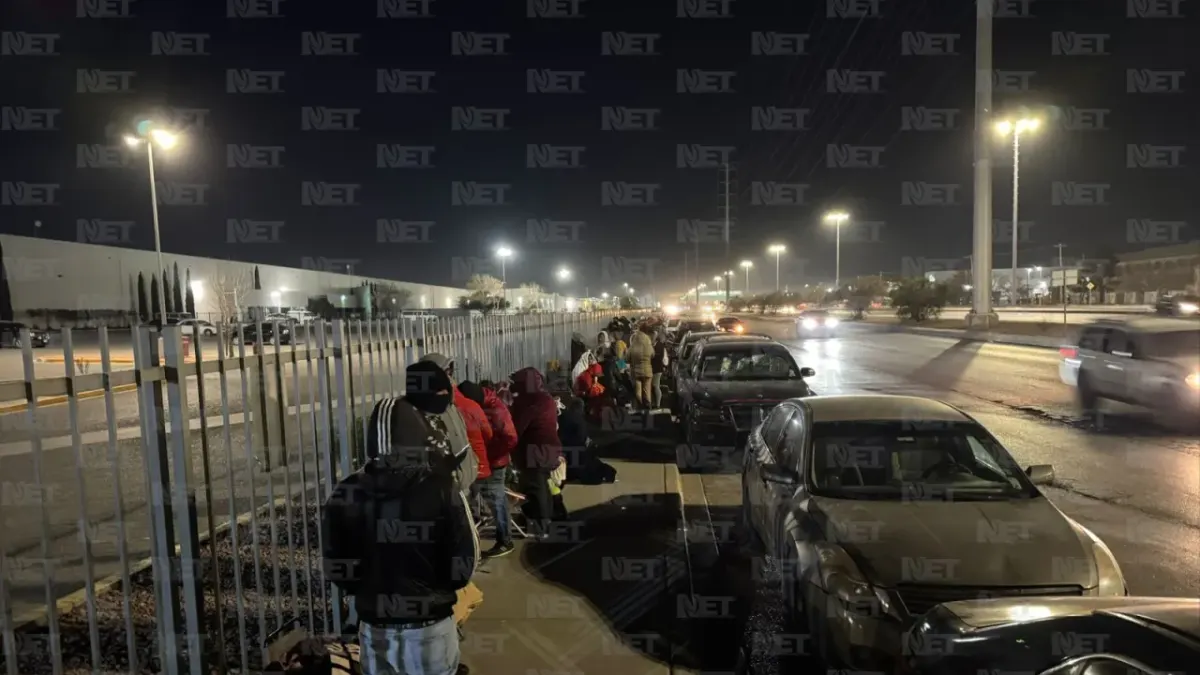 Acampan frente a maquiladora para contratación por la mañana