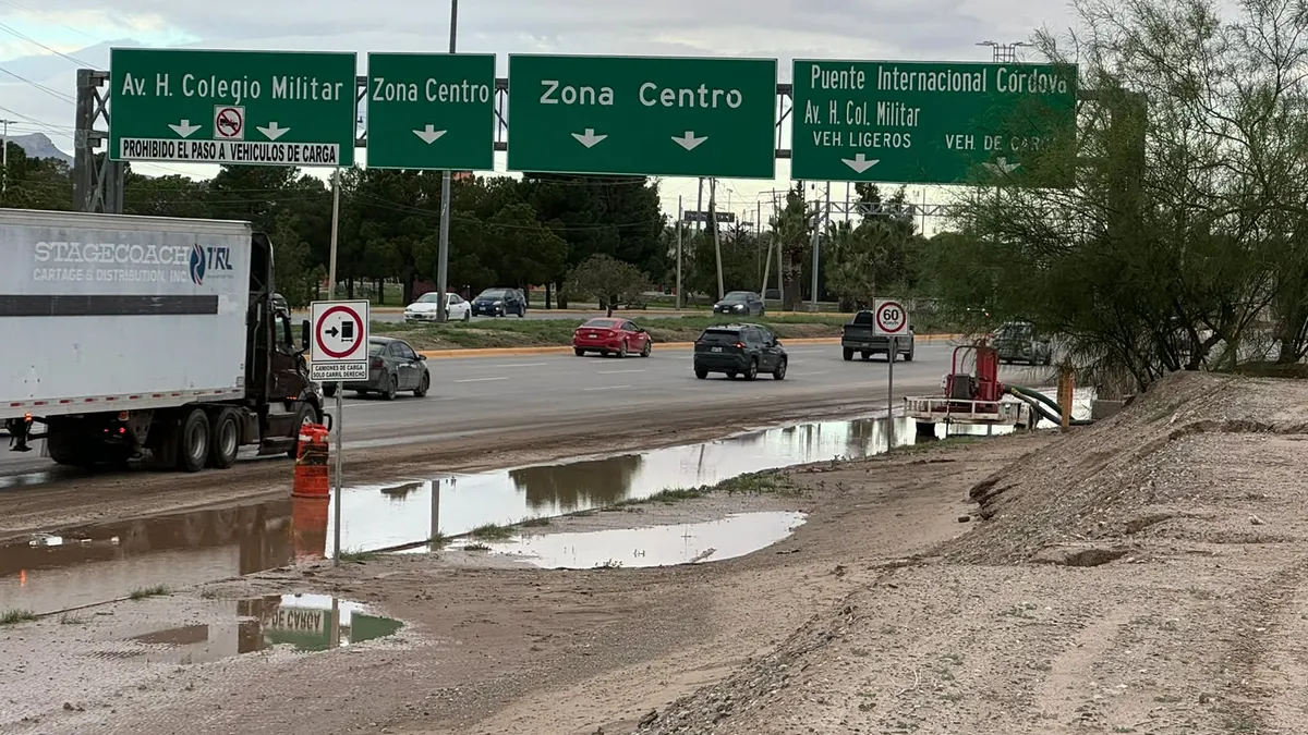 Habilitan dos carriles en Juan Pablo II tras labores de desagüe