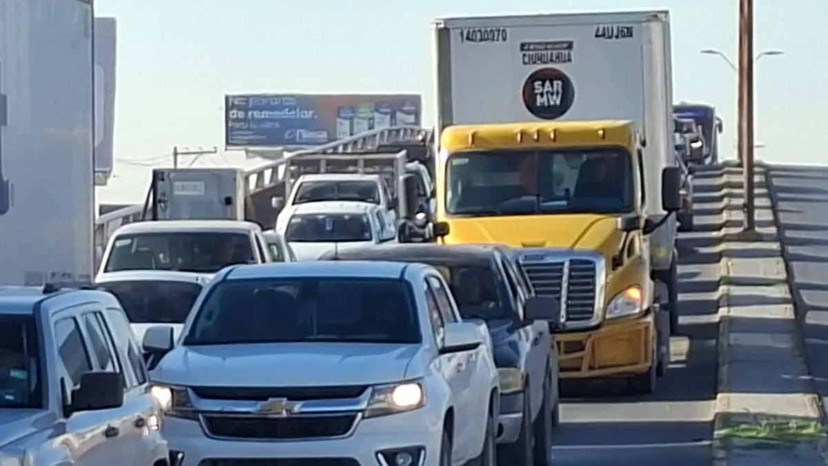 Reportan congestionamiento en la Tecnológico debido a cierres por inundaciones