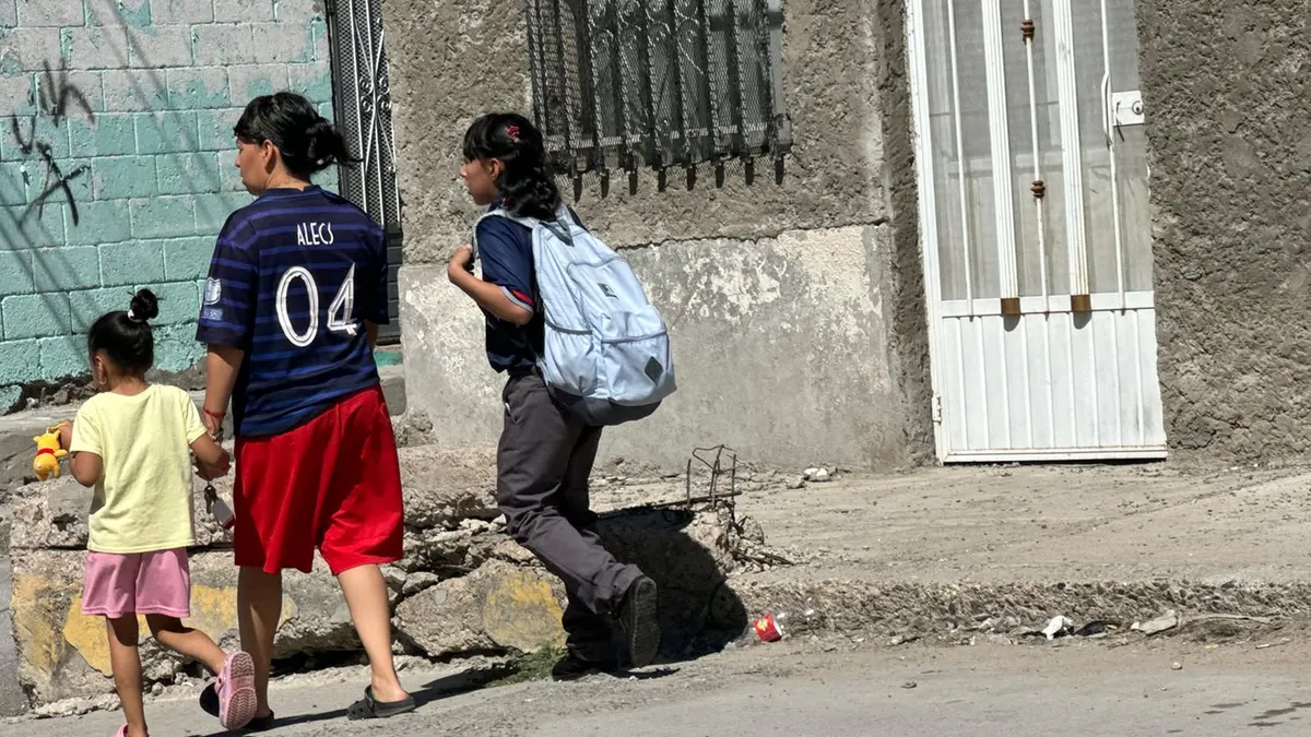 Vecinos de Barrio Alto enfrentan arroyo de aguas negras desde hace semanas