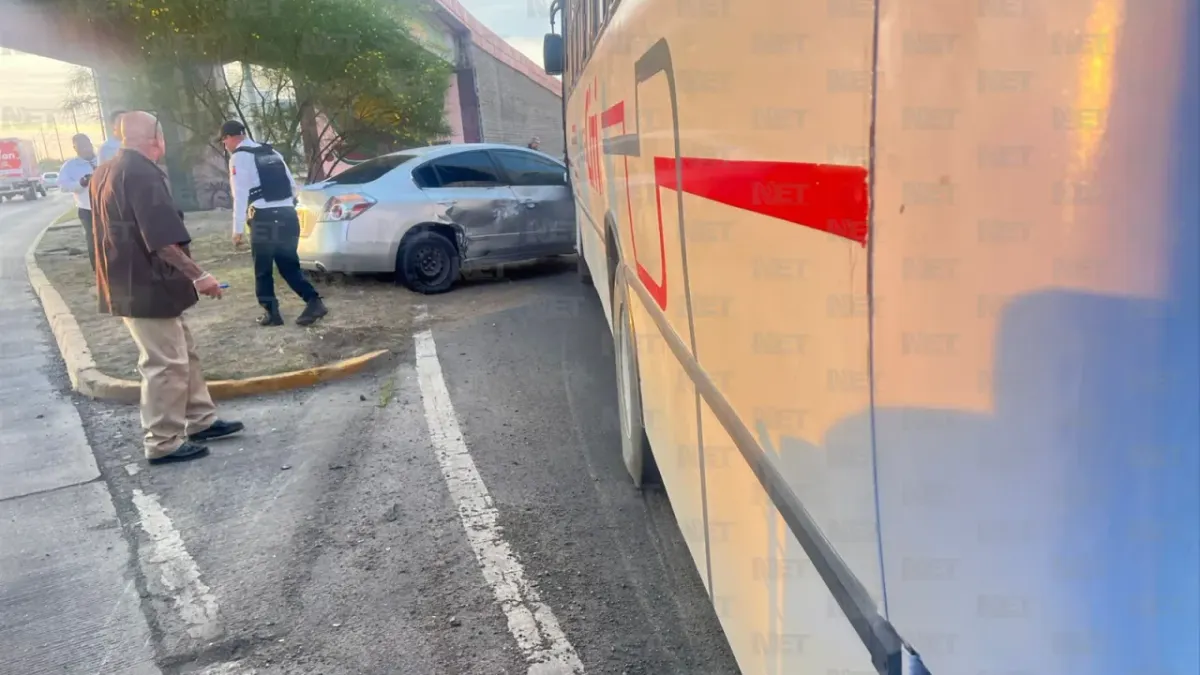 Camión de transporte choca contra auto en Juan Pablo II