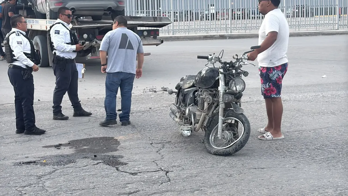 Motociclista resulta lesionado tras choque con camioneta al suroriente de Juárez