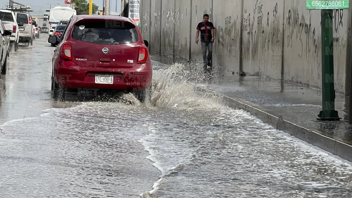 Persisten encharcamientos en el eje vial Juan Gabriel tras lluvias pasadas