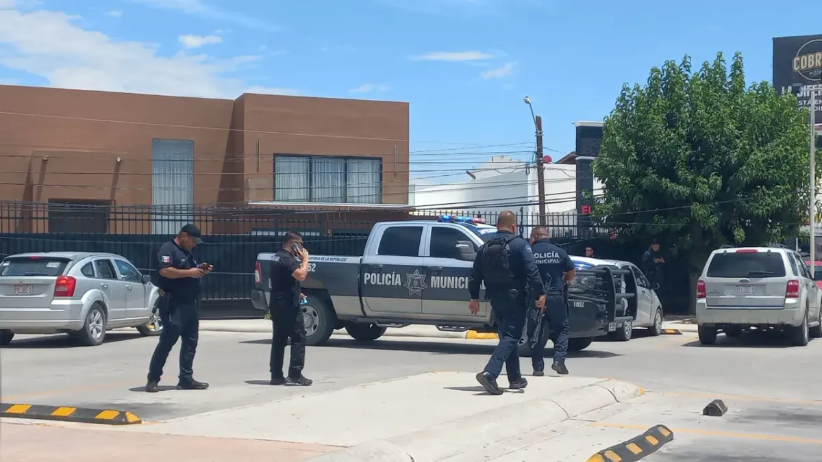 Persecución deja detenidos y dos vehículos asegurados en la Gómez Morín