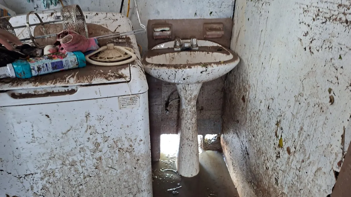 Vecinos de la Lucio Blanco piden ayuda para abuelos damnificados