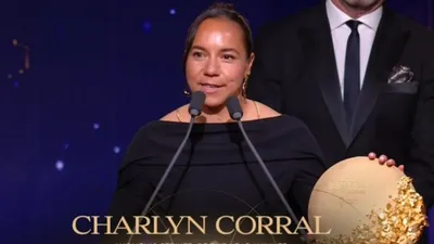 Recibe Charlyn Corral reconocimiento como Mejor Delantera del Mundo