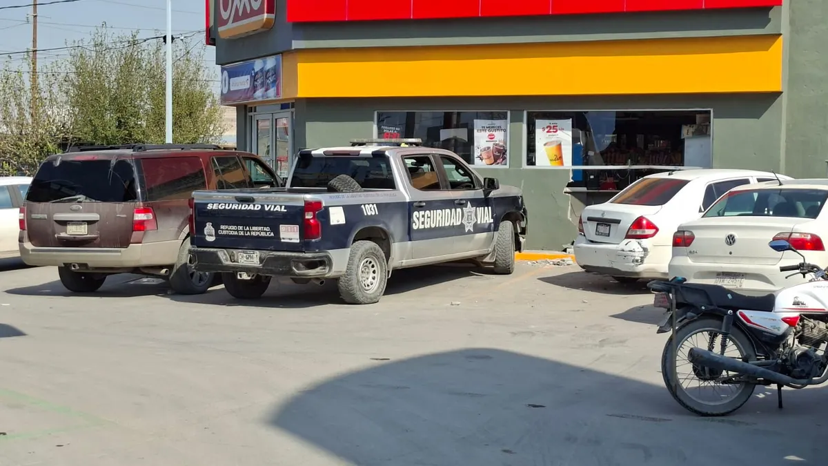 Confunde freno con acelerador y termina dentro de un Oxxo en la Anáhuac