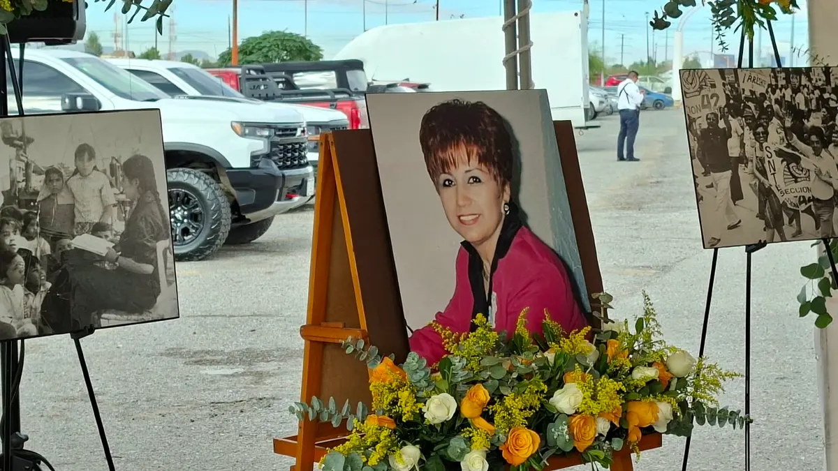 Honran a Silvia Socorro Terrazas con placa en la Rotonda del Maestro Ilustre