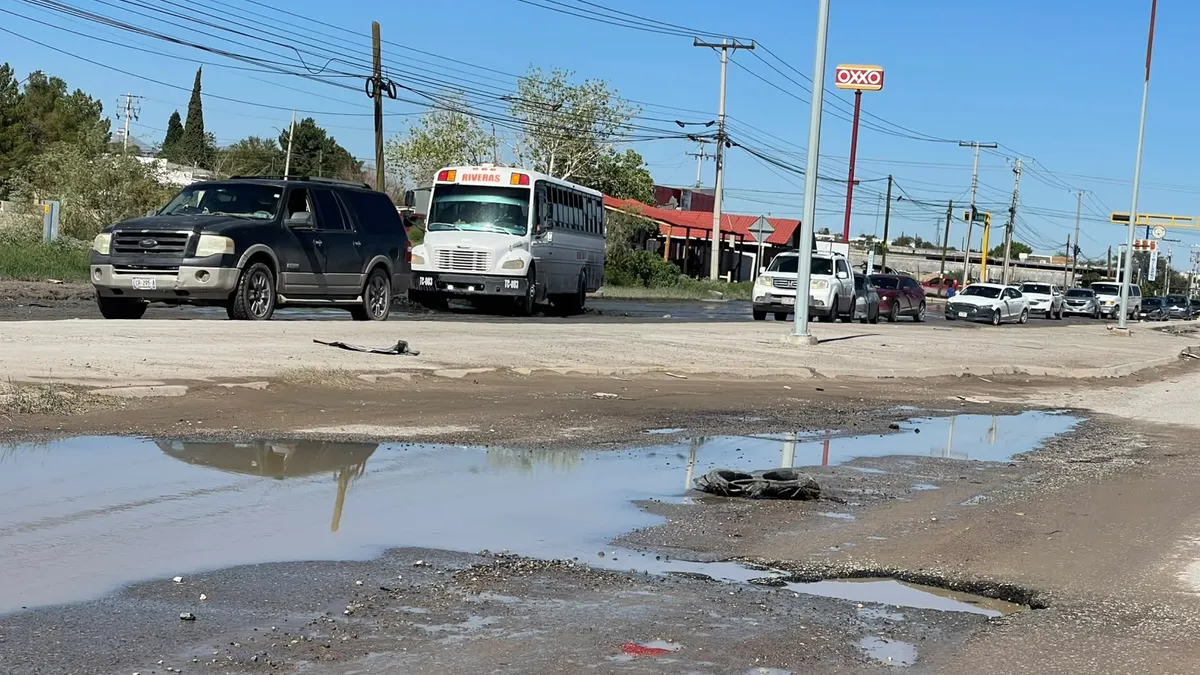 Baches obligan a invadir carril en la Juárez-Porvenir