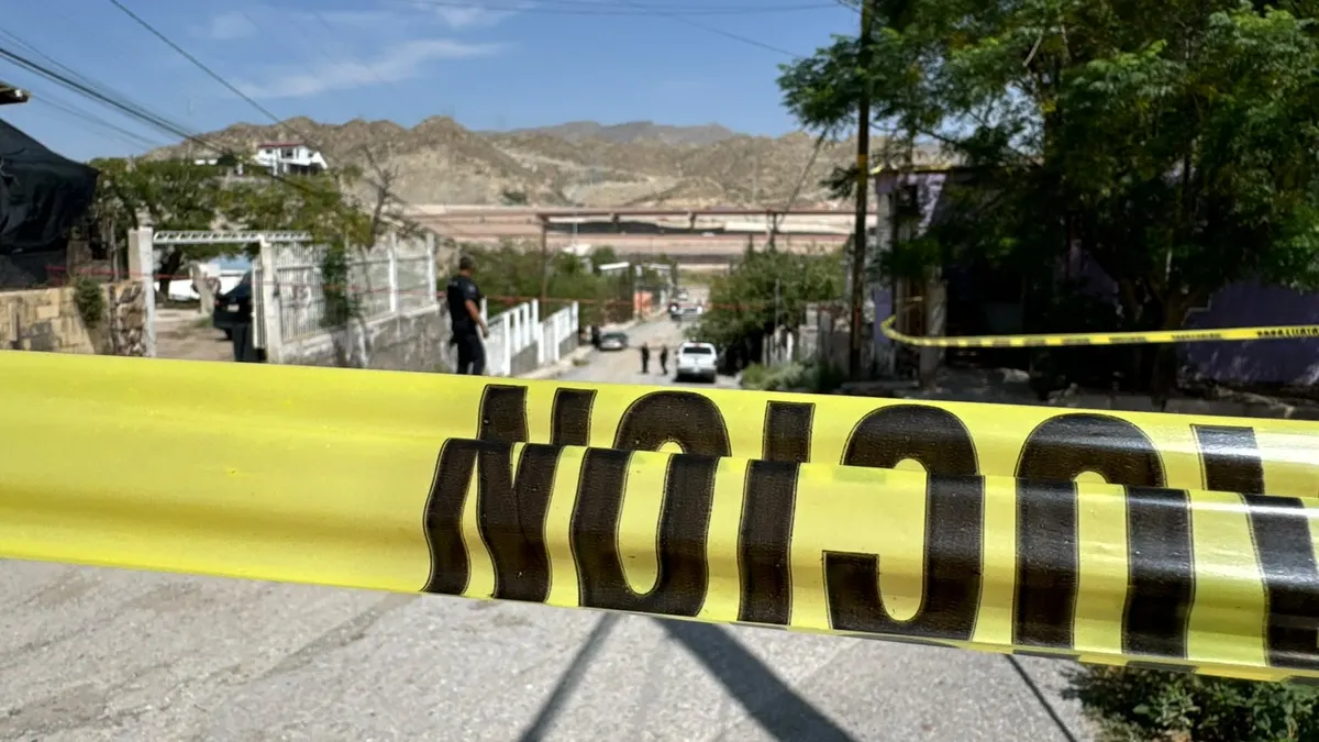 Asesinan a hombre dentro de auto en colonia Franja del Río