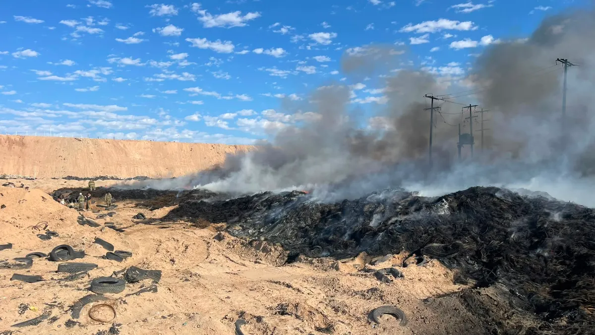 Incendio de llantas lleva más de 7 horas y el humo se extiende por la ciudad