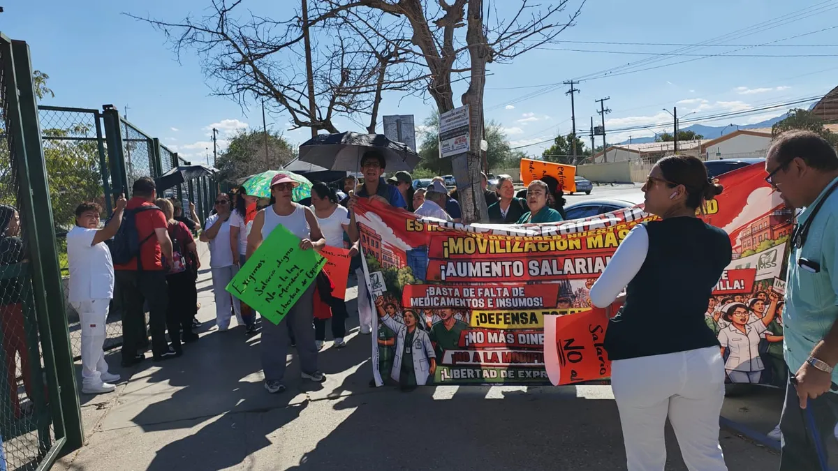 Bloquean trabajadores del IMSS 35 cruce en protesta por salario e insumos