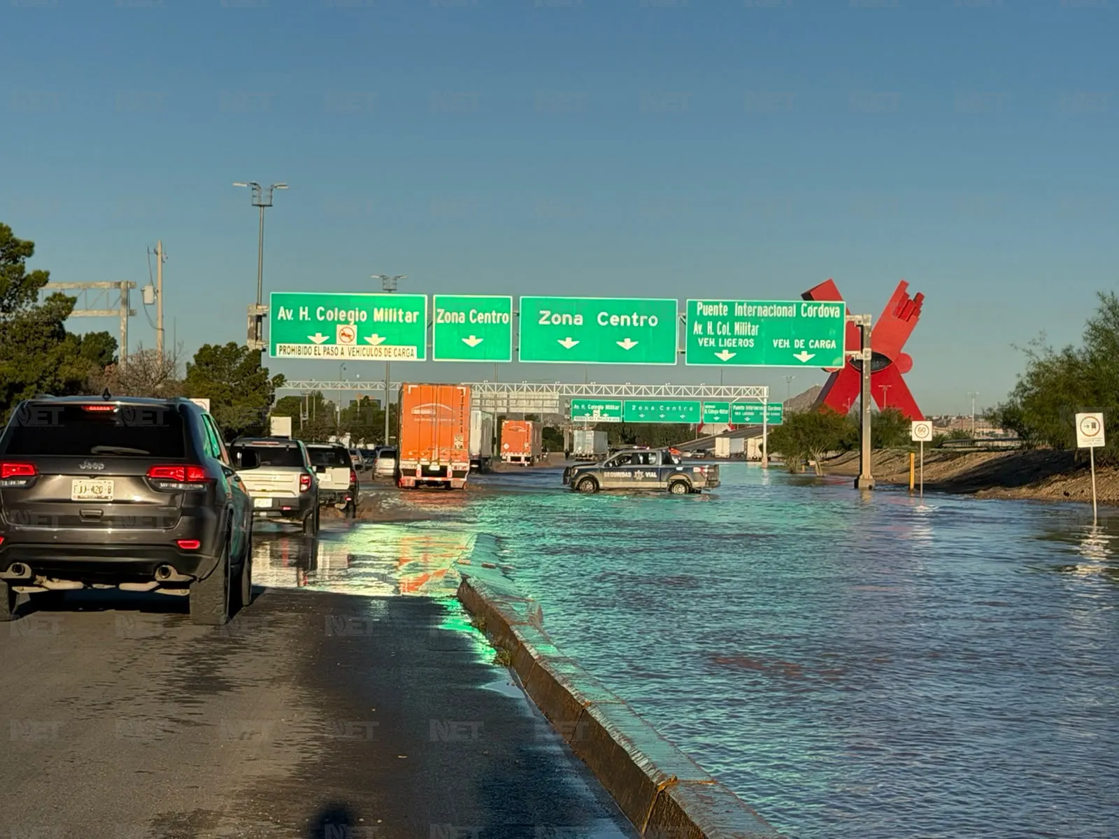 Cierre en Juan Pablo II por desborde del Río Bravo en Juárez