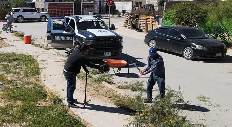 Policía Municipal limpia parques y atiende a vecinos en Jardines de Roma